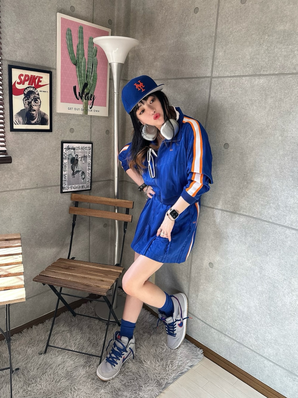 ブルー系のジャージ、グレー系のスニーカー、ブルー系のキャップを着用したレディースの夏コーディネートの3枚目の写真