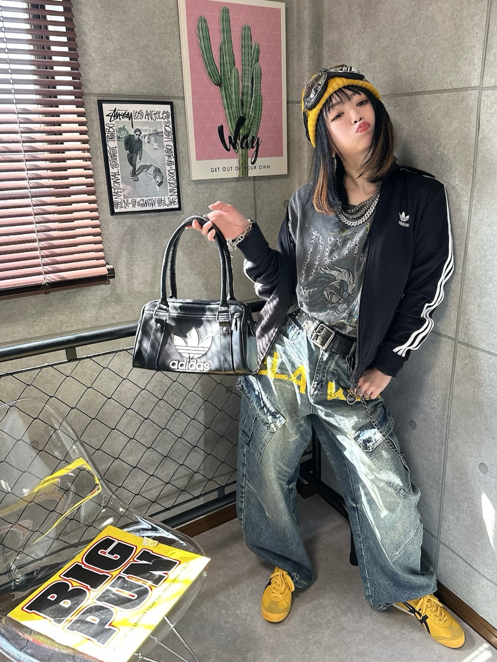 ブラック系のジャージ、イエロー系のスニーカー、グレー系のTシャツ/カットソーを着用したレディースの春コーディネートの2枚目の写真