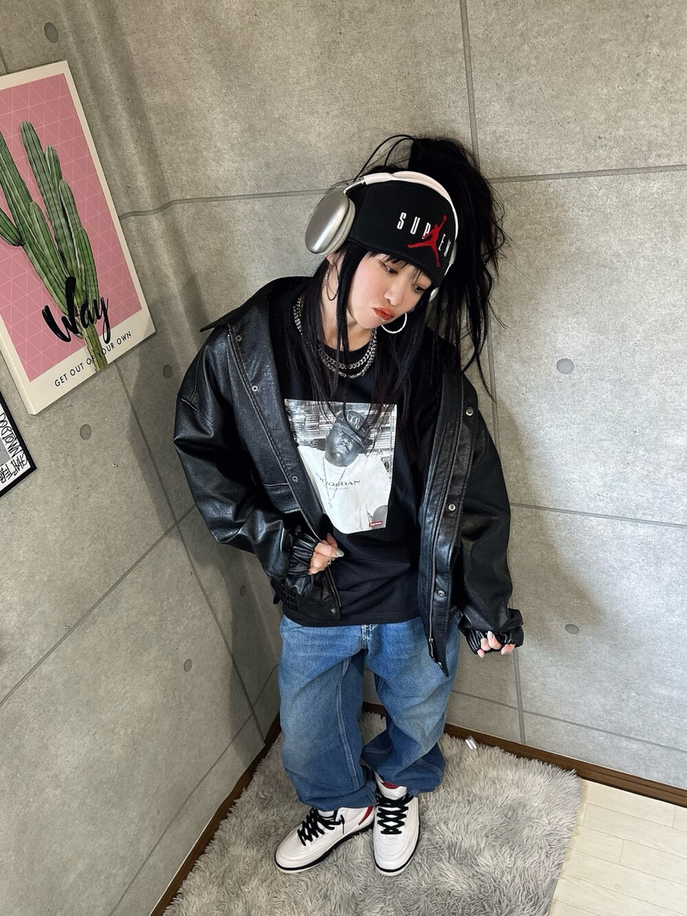 ブラック系のTシャツ/カットソー、ブルー系のデニムパンツ、ホワイト系のスニーカーを着用したレディースの冬コーディネートの2枚目の写真