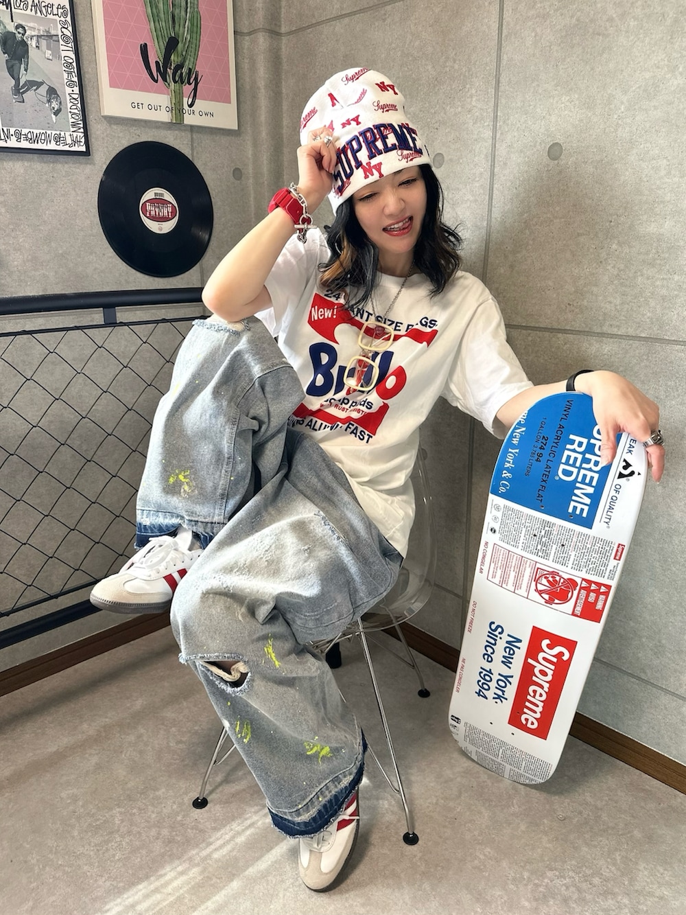 レッド系のジャージ、ブルー系のデニムパンツ、ホワイト系のニットキャップ/ビーニーを着用したレディースの夏コーディネートの2枚目の写真