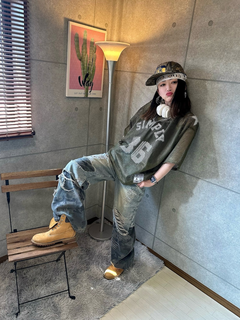 グリーン系のジャージ、その他のデニムパンツ、イエロー系のブーツを着用したレディースの夏コーディネートの2枚目の写真