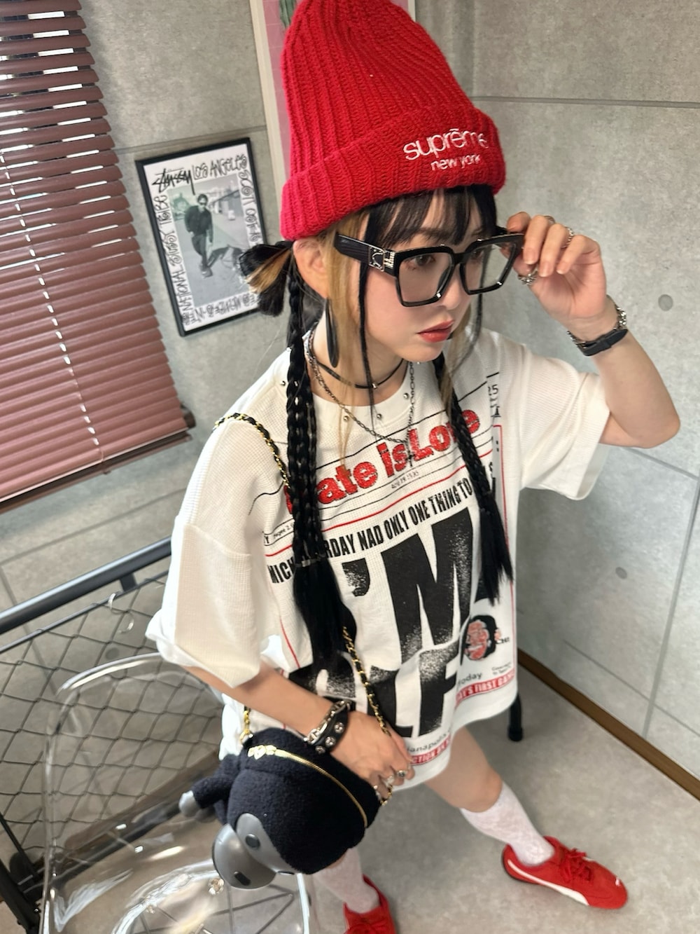 ホワイト系のTシャツ/カットソー、レッド系のスニーカー、ブラック系のショルダーバッグを着用したレディースの夏コーディネートの3枚目の写真