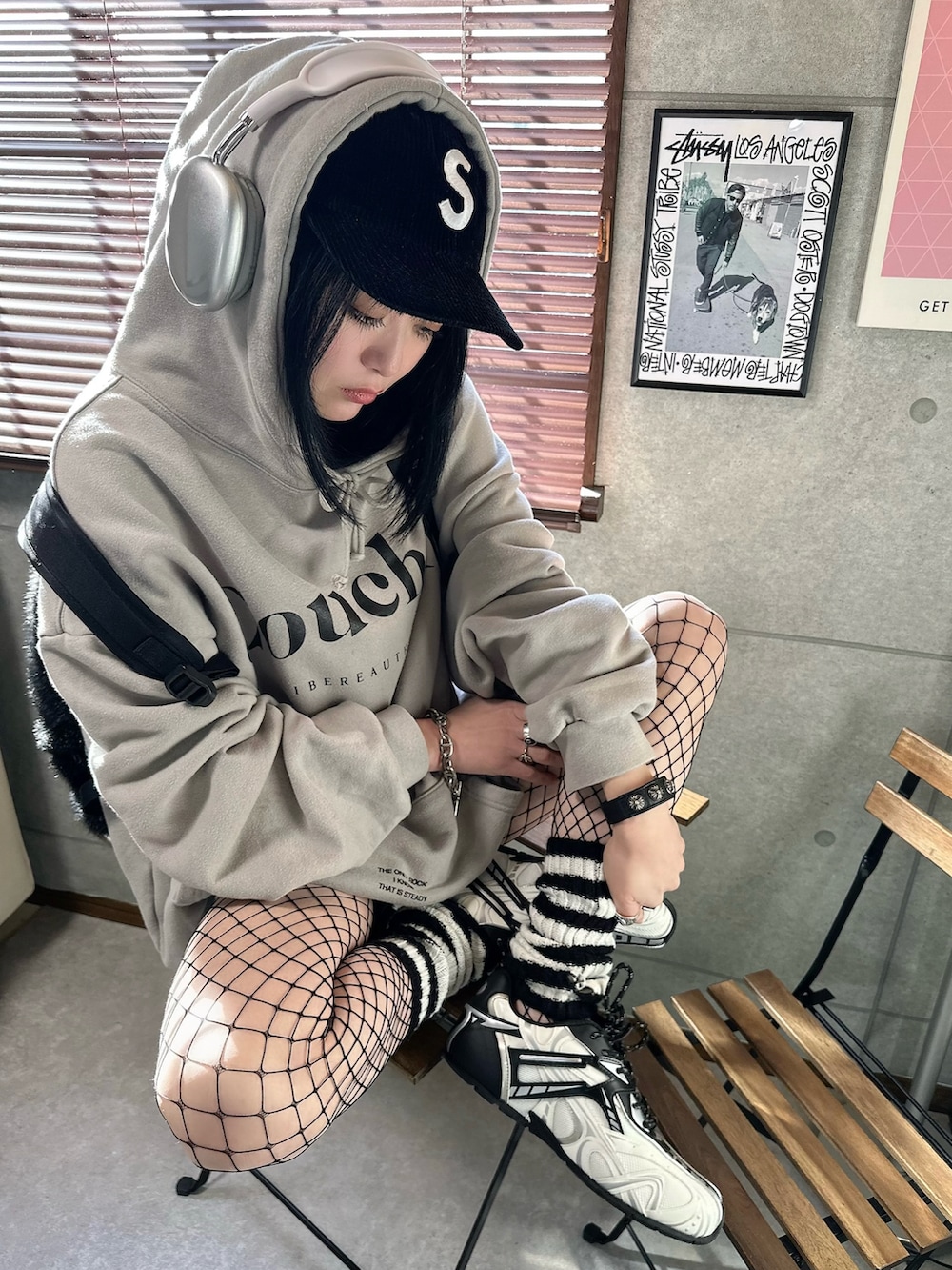 ベージュ系のパーカー、シルバー系のスニーカーを着用したレディースの冬コーディネートの2枚目の写真