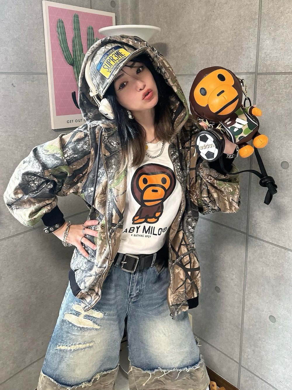 ホワイト系のTシャツ/カットソー、ブラウン系のショルダーバッグ、イエロー系のブーツを着用したレディースの秋コーディネートの2枚目の写真