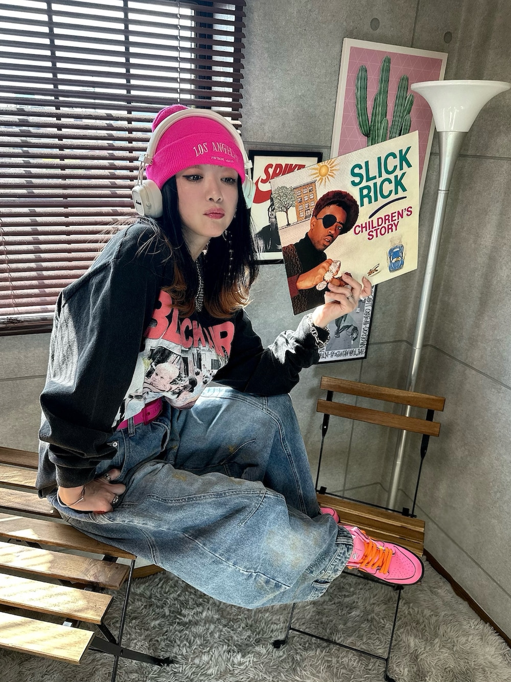 ブルー系のデニムパンツ、ブラック系のTシャツ/カットソー、ピンク系のスニーカーを着用したレディースの夏コーディネートの3枚目の写真