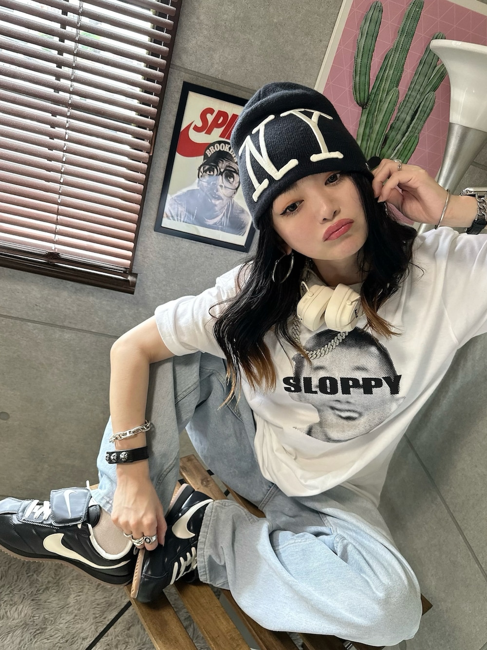 ホワイト系のTシャツ/カットソー、ブルー系のデニムパンツ、ブラック系のスニーカーを着用したレディースの夏コーディネートの3枚目の写真