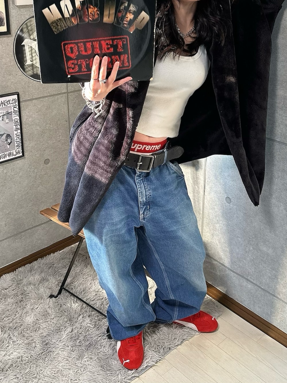 ブルー系のデニムパンツ、ホワイト系のボクサーパンツ、レッド系のキャップを着用したレディースの冬コーディネートの3枚目の写真