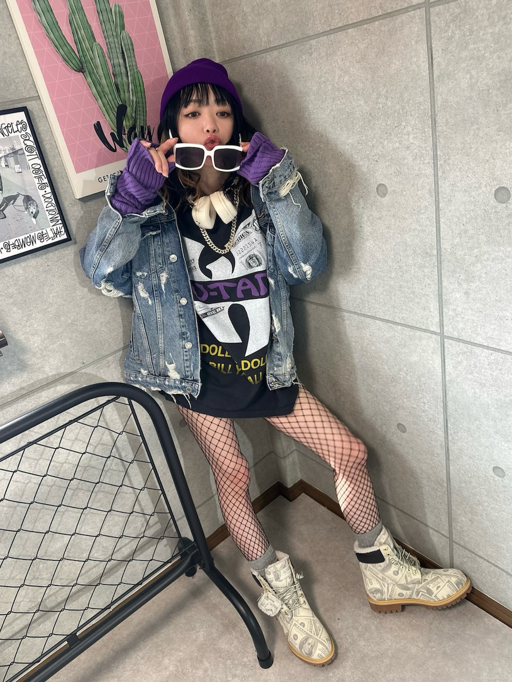 ブルー系のデニムジャケット、パープル系のTシャツ/カットソー、ベージュ系のブーツを着用したレディースの春コーディネートの2枚目の写真