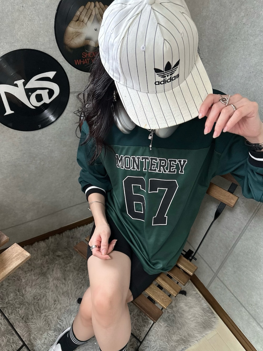 グリーン系のジャージ、ホワイト系のスニーカー、ブラック系のハンドバッグを着用したレディースの秋コーディネートの3枚目の写真