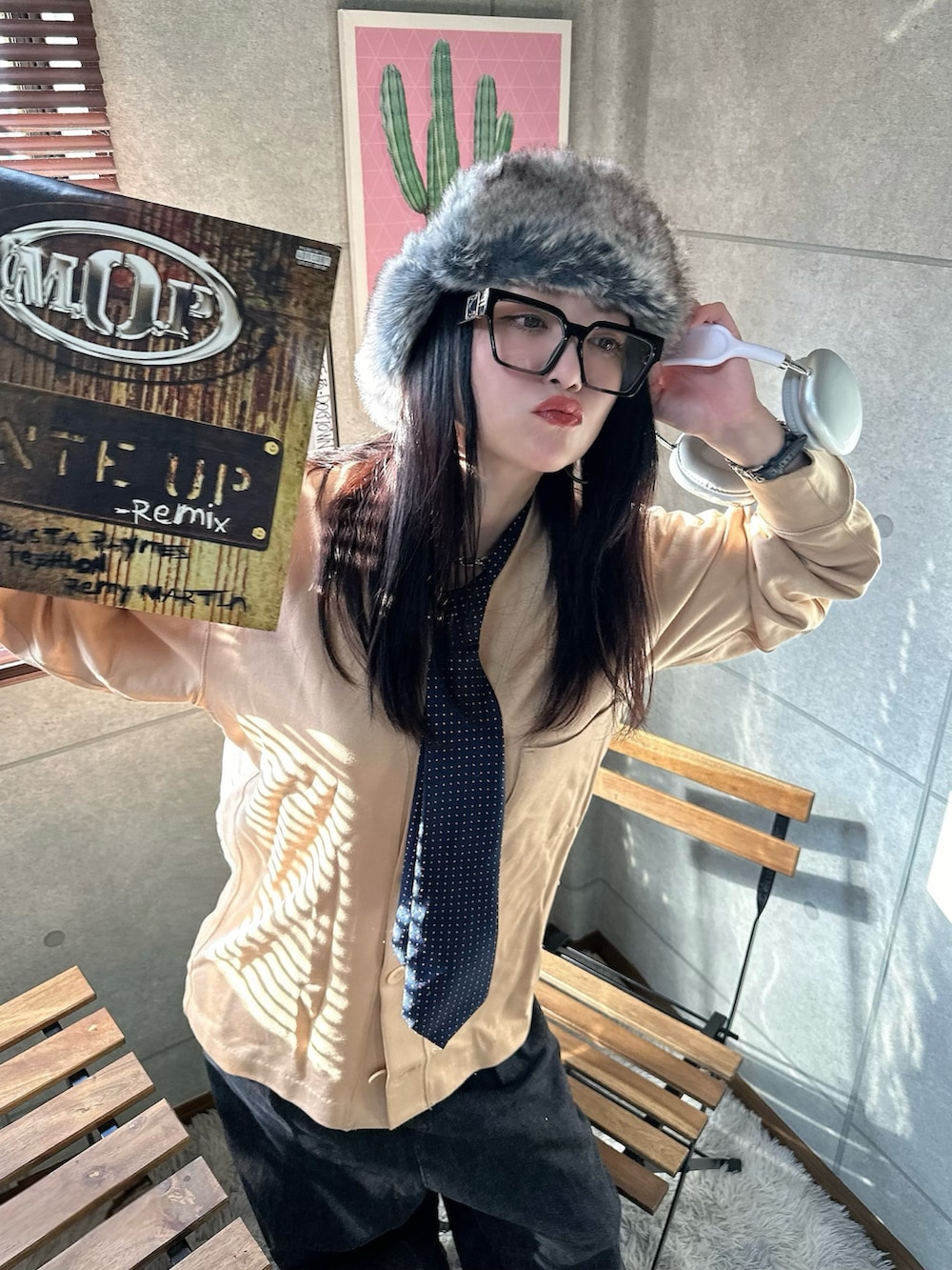 ベージュ系のカーディガン/ボレロ、ブラック系のスニーカー、ベージュ系のキャップを着用したレディースの秋コーディネートの2枚目の写真