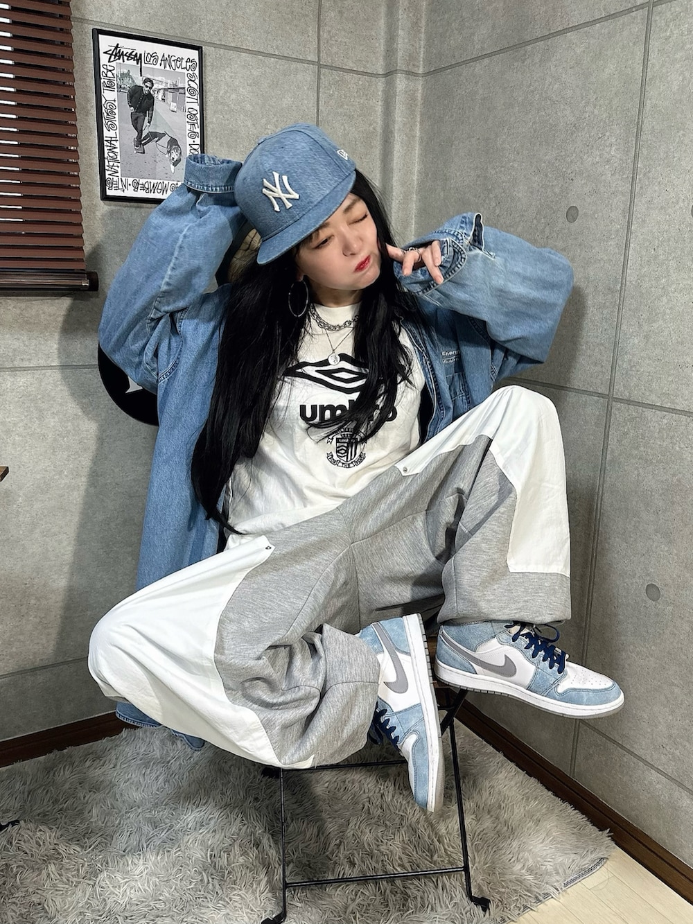 ホワイト系のTシャツ/カットソー、ブルー系のシャツ/ブラウス、ブルー系のスニーカーを着用したレディースの秋コーディネートの3枚目の写真
