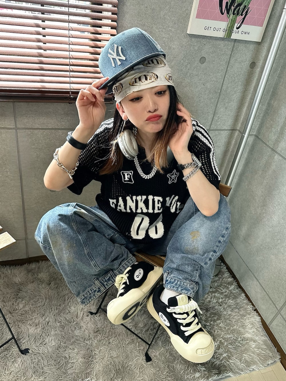 ブラック系のトップス、ブルー系のデニムパンツ、ベージュ系のスニーカーを着用したレディースの夏コーディネートの2枚目の写真