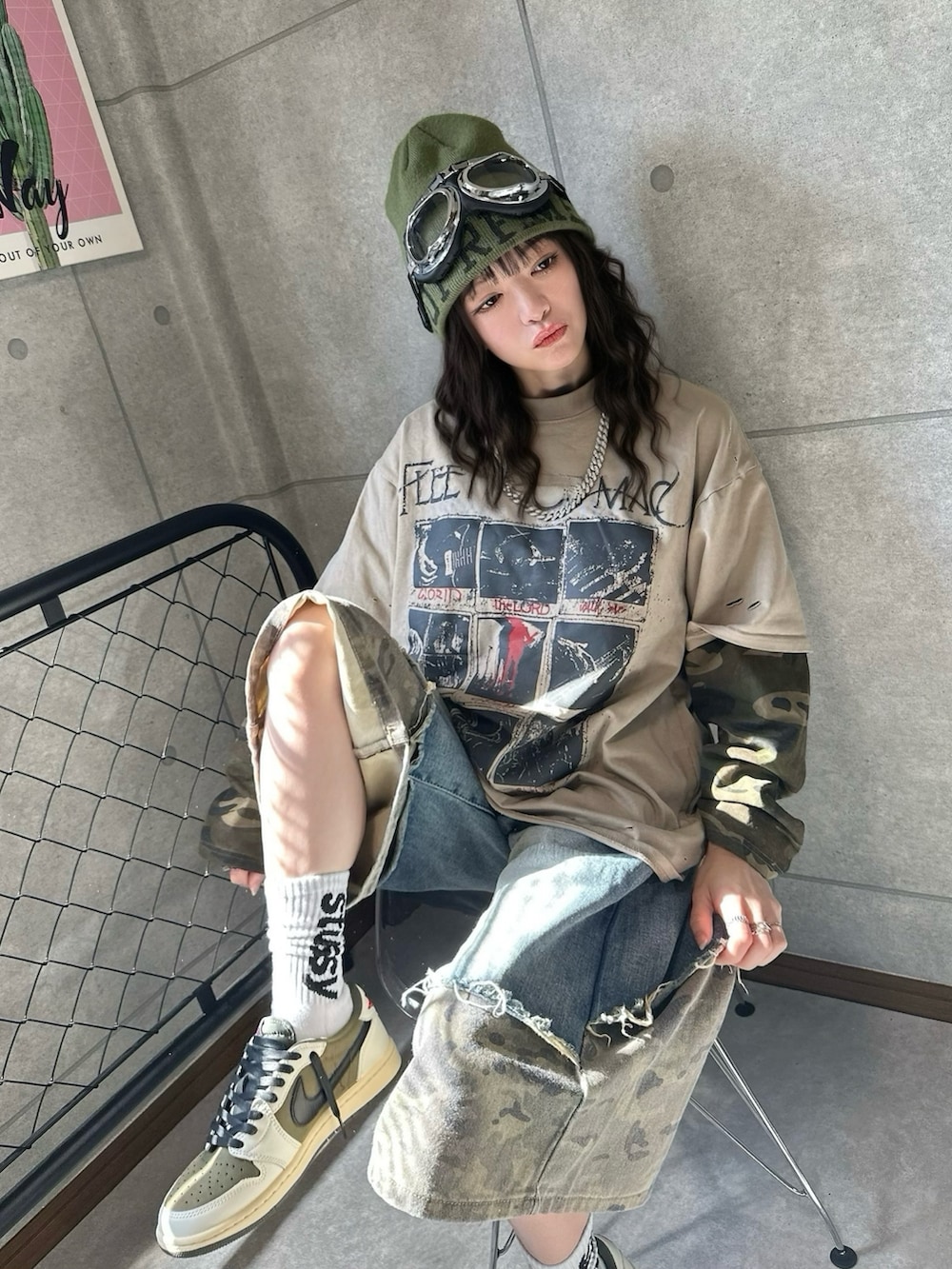 ベージュ系のTシャツ/カットソー、ブルー系のパンツ、ホワイト系のソックス/靴下を着用したレディースの夏コーディネートの3枚目の写真