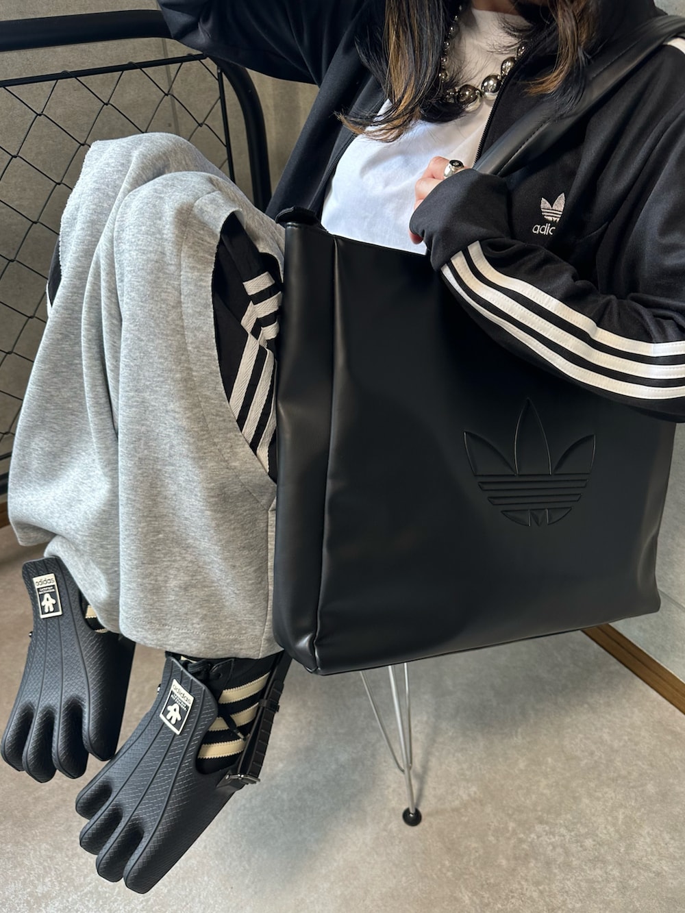 グレー系のスウェットパンツ、ブラック系のジャージ、ブラック系のトートバッグを着用したレディースの夏コーディネートの3枚目の写真