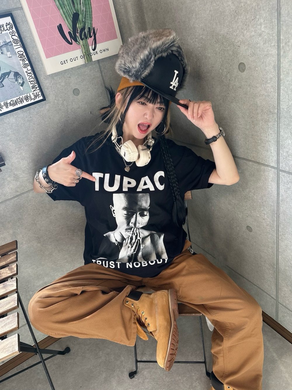 ブラック系のブーツ、ブラウン系のその他パンツ、ブラック系のTシャツ/カットソーを着用したレディースの夏コーディネートの2枚目の写真