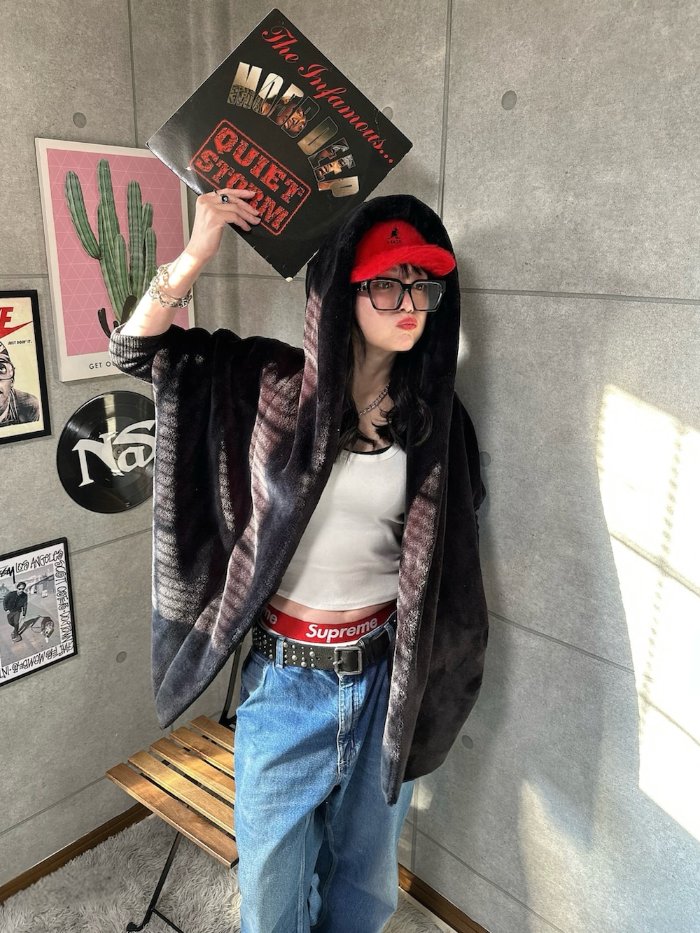 ブルー系のデニムパンツ、ホワイト系のボクサーパンツ、レッド系のキャップを着用したレディースの冬コーディネートの2枚目の写真