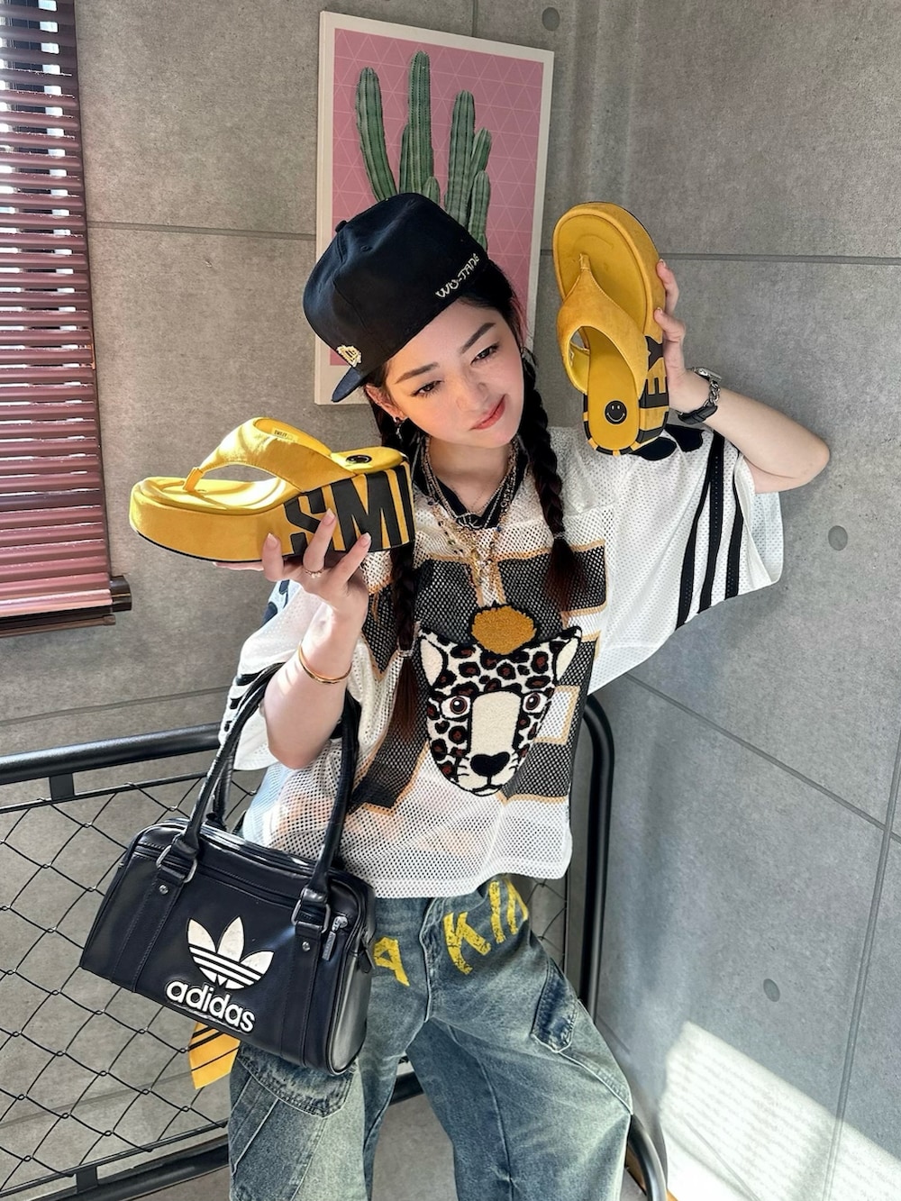 ブルー系のデニムパンツ、イエロー系のサンダル、ホワイト系のジャージを着用したレディースの夏コーディネートの2枚目の写真
