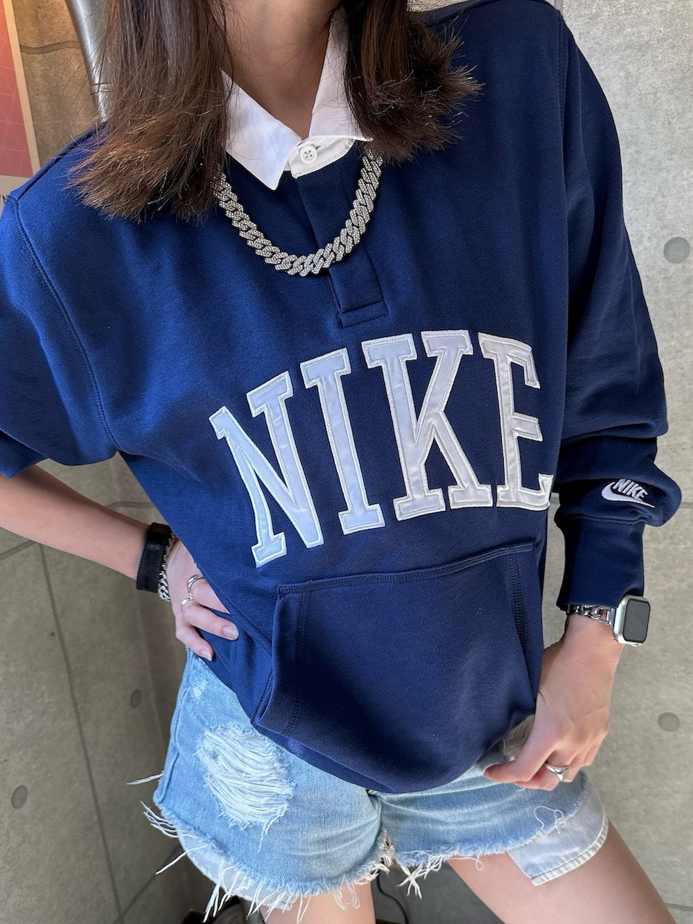 ブルー系のポロシャツ、ブラック系のスニーカー、ブルー系のニットキャップ/ビーニーを着用したレディースの夏コーディネートの3枚目の写真