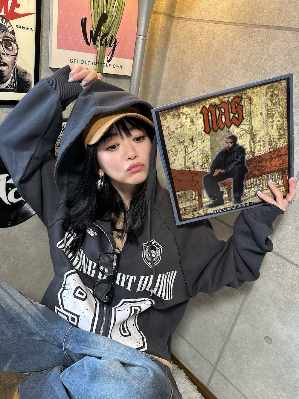 グレー系のパーカー、ブルー系のデニムパンツ、ベージュ系のブーツを着用したレディースの冬コーディネートの4枚目の写真