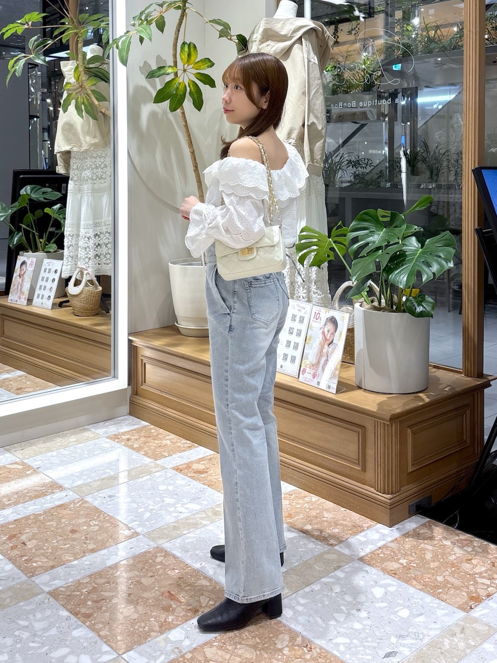 ホワイト系のシャツ/ブラウス、ブルー系のデニムパンツを着用したレディースの冬コーディネートの3枚目の写真