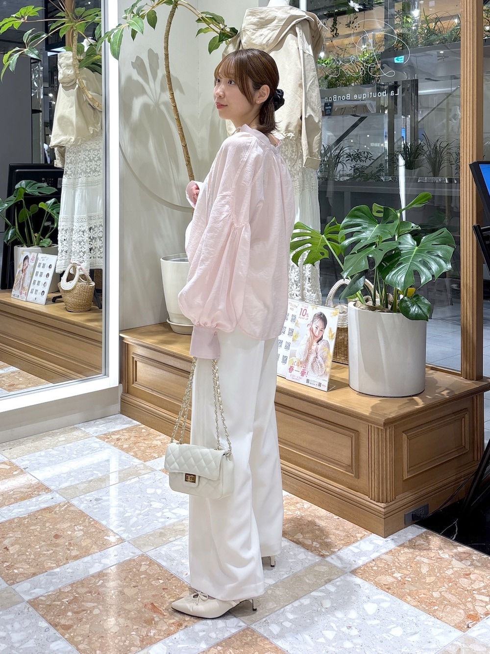 イエロー系のシャツ/ブラウス、ホワイト系のスラックスを着用したレディースの春コーディネートの3枚目の写真