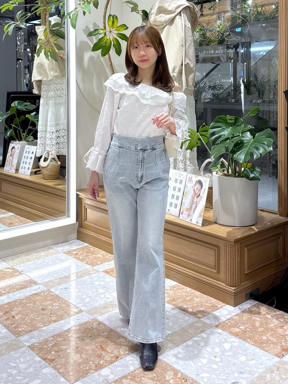 ホワイト系のシャツ/ブラウス、ブルー系のデニムパンツを着用したレディースの冬コーディネートの2枚目の写真