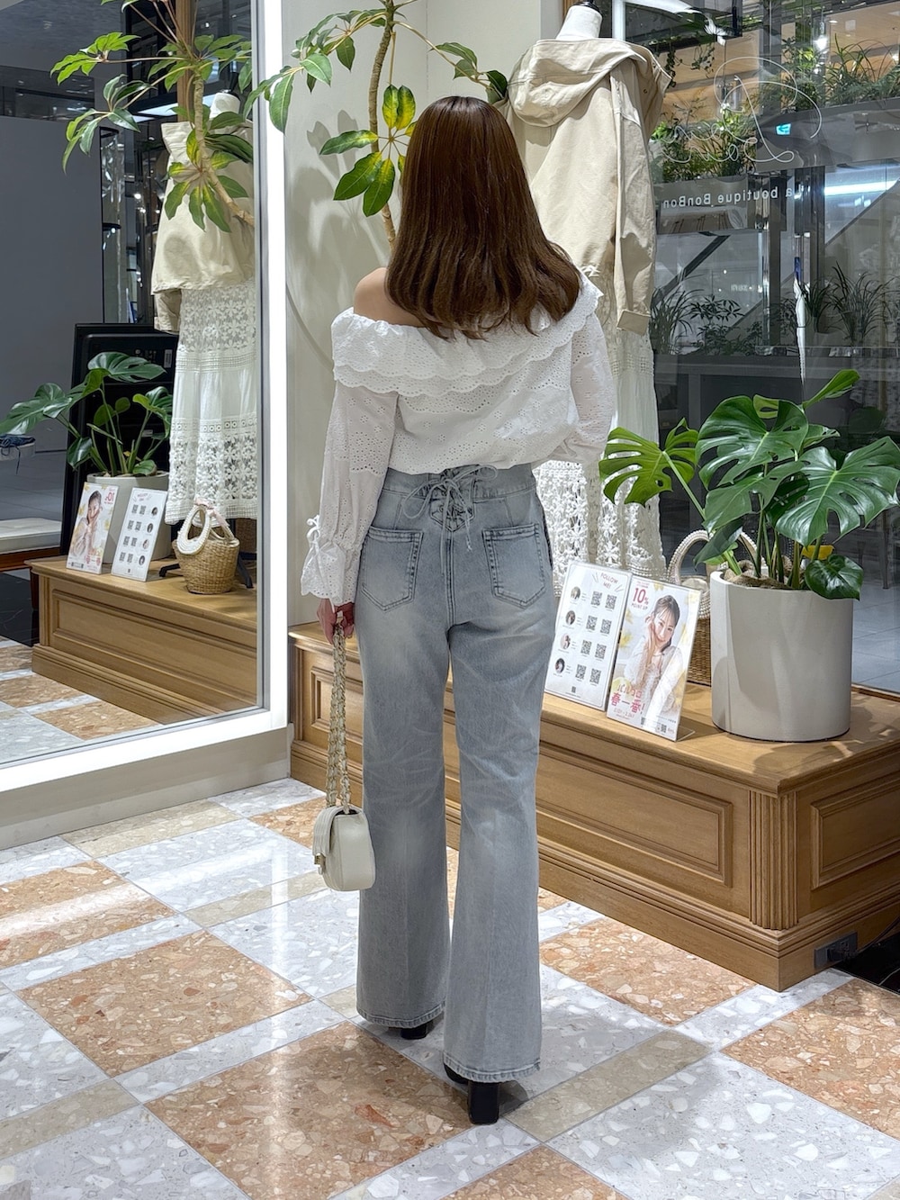 ホワイト系のシャツ/ブラウス、ブルー系のデニムパンツを着用したレディースの冬コーディネートの4枚目の写真