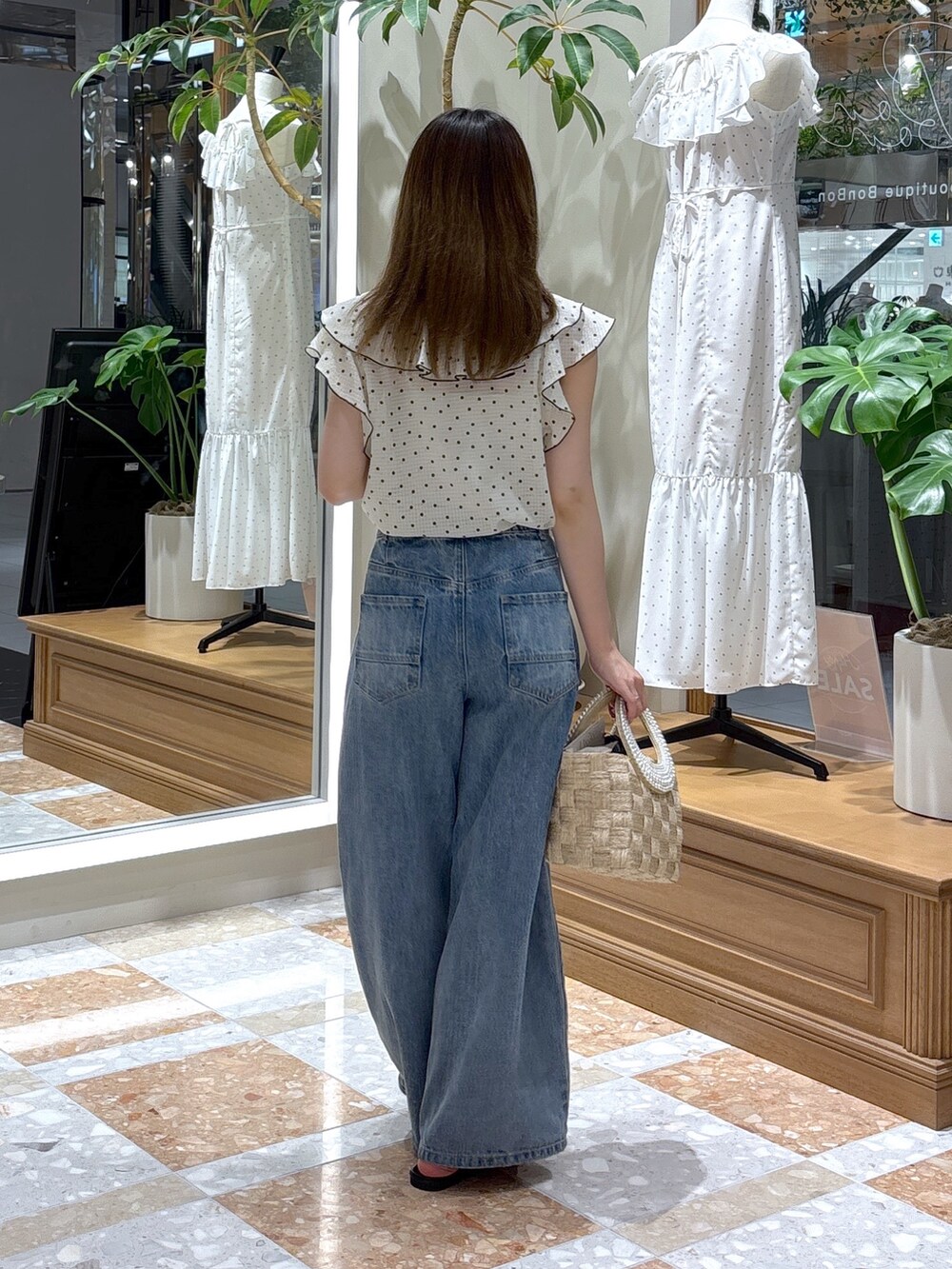 ホワイト系のシャツ/ブラウス、ベージュ系のトートバッグ、ブルー系のデニムパンツを着用したレディースの夏コーディネートの4枚目の写真
