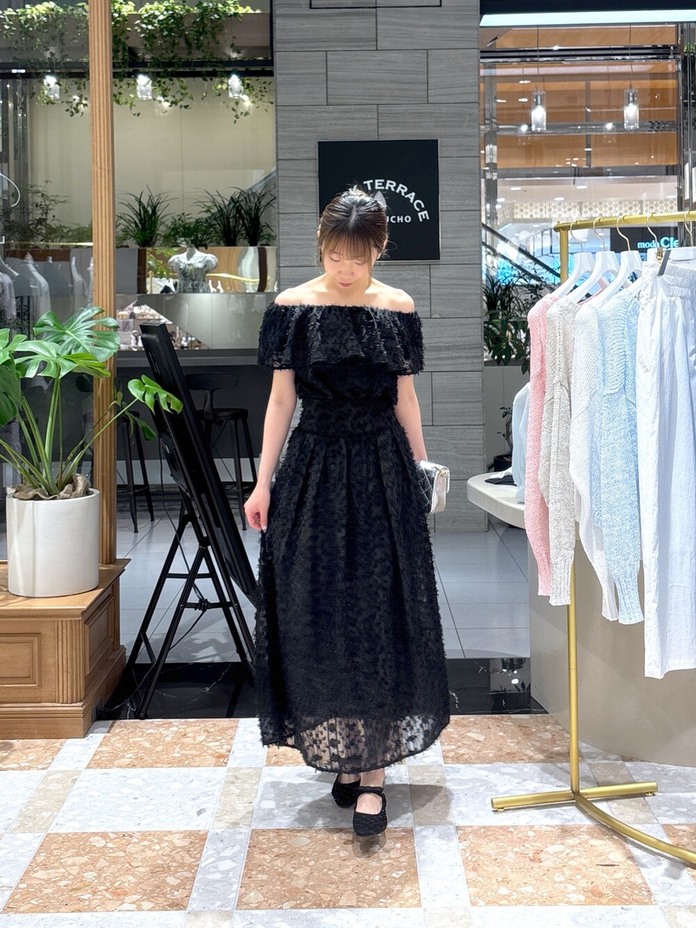 ブラック系のシャツ/ブラウス、ブラック系のスカートを着用したレディースの春コーディネートの3枚目の写真