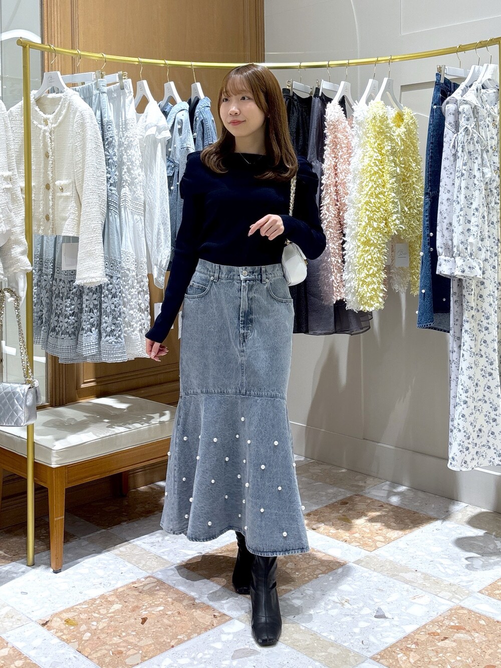 ブルー系のスカート、ブルー系のニット/セーターを着用したレディースの冬コーディネートの4枚目の写真