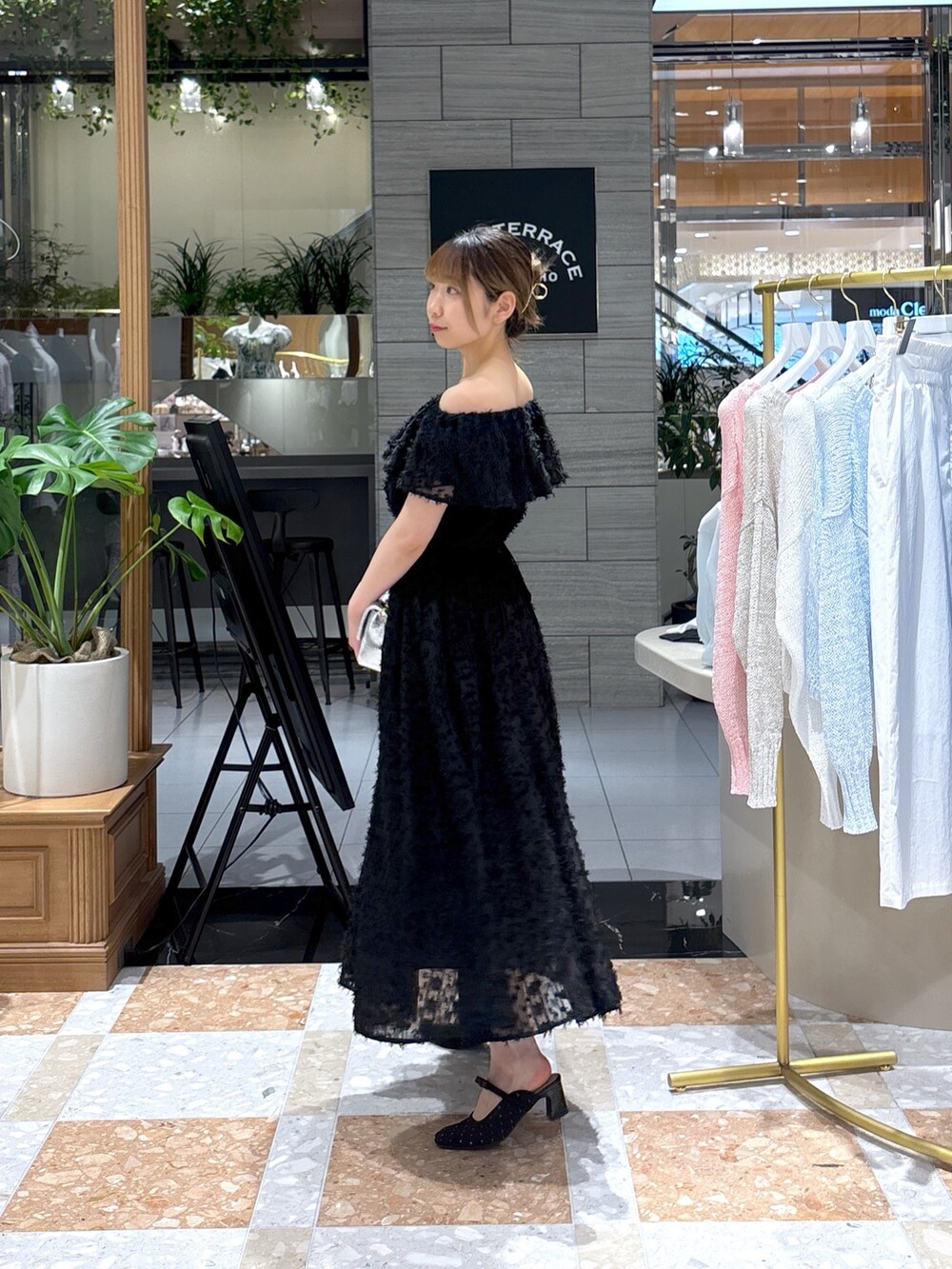 ブラック系のシャツ/ブラウス、ブラック系のスカートを着用したレディースの春コーディネートの2枚目の写真