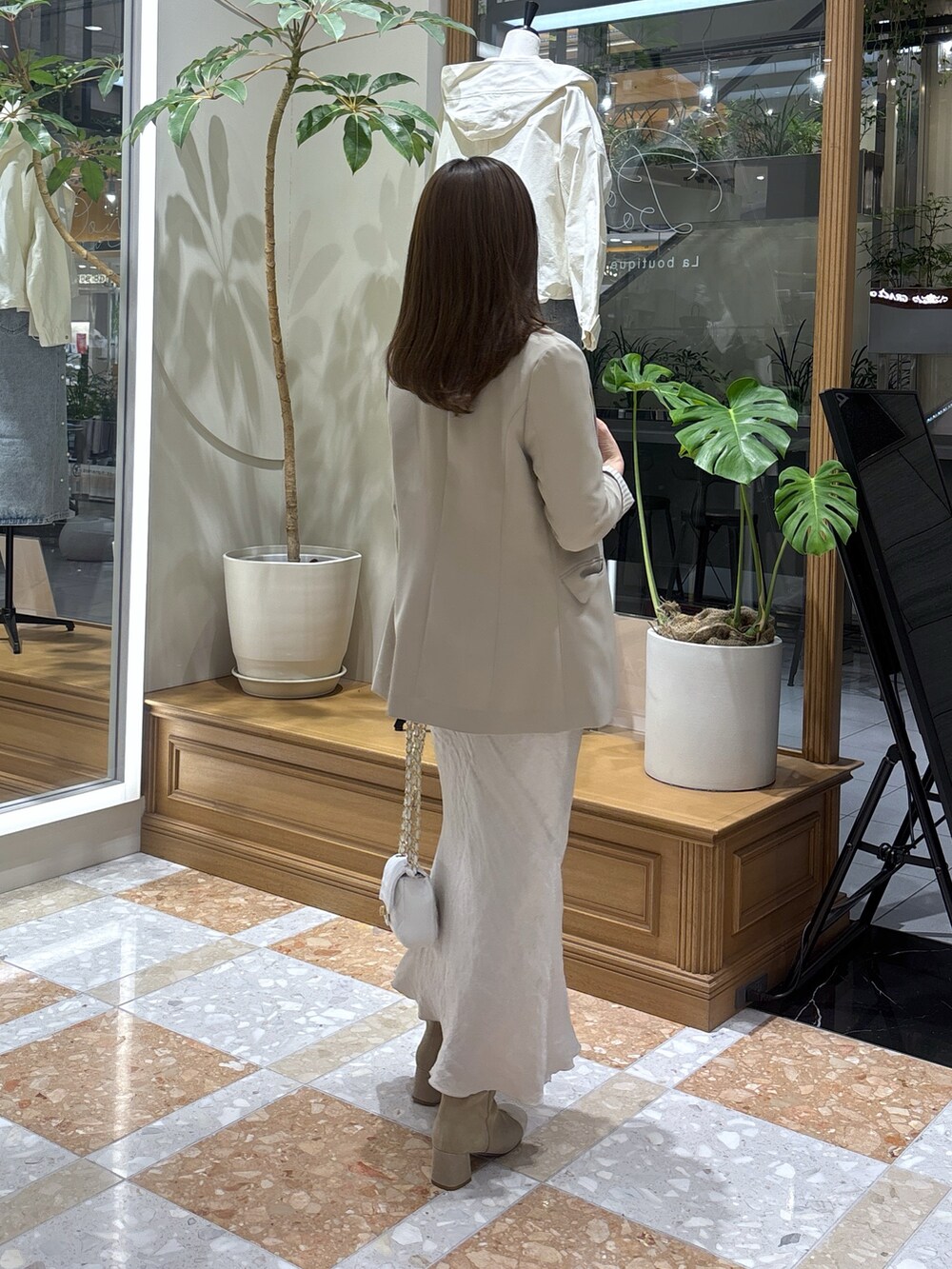 ベージュ系のテーラードジャケット、グレー系のスカート、ブルー系のシャツ/ブラウスを着用したレディースの冬コーディネートの4枚目の写真