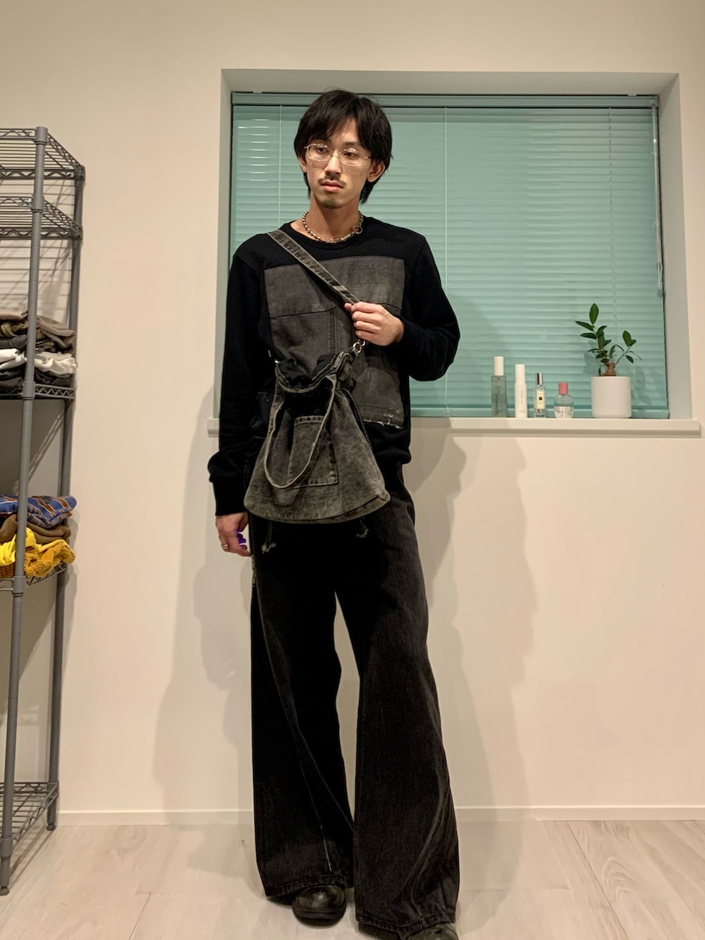 「秋冬コーデ、デニム、お洒落さんとつながりたい、ブラックコーデ、カジュアルコーデ、カジュアル、モードカジュアル、モード、Diesel、GRANCY、古着、ネクタイ、スウェット、低身長コーデ、韓国ファッション」｜「GRANCYの【GRANCY】ZipDesign Buggy DenimPants / ジップデザイン バギーデニム パンツ（デニムパンツ、ブラック系）」を使った、たー。さん（メンズ・170cm）の冬コーディネートの3枚目の写真