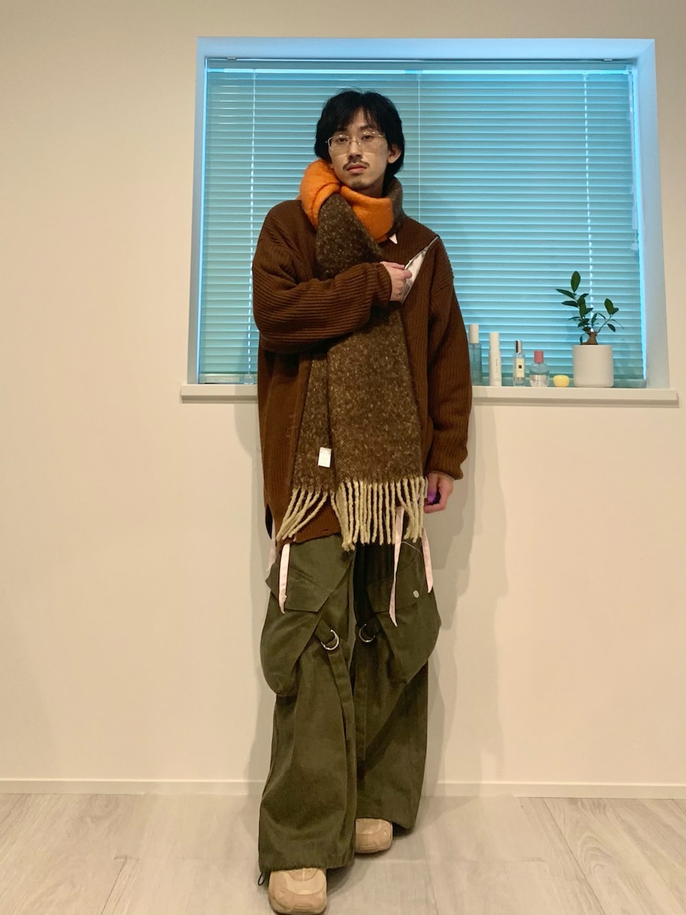 「メンズファッション、大人カジュアル、お洒落さんとつながりたい、冬、ビッグシルエット、低身長コーデ、メガネ男子、ニットコーデ、ニット、きれいめカジュアル、カーゴパンツ、レイヤードスタイル、シャツ、暖色コーデ、ブラウン」｜「GRANCYの【GRANCY】ZipDesign Asymmetry Knit / ジップデザイン アシンメトリー ニット（ニット/セーター、ブラウン系）」を使った、たー。さん（メンズ・170cm）の冬コーディネートの2枚目の写真
