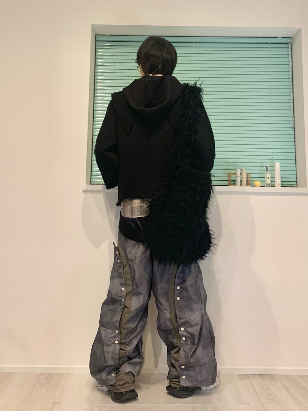 「レイヤードスタイル、メガネ男子、休日スタイル、ラフコーデ、春服コーデ、きれいめカジュアル、アディダス、GRANCY、パーカー、ナイロンパンツ、adidas、チェックシャツ、チョコ色に染まれ、オトナカジュアル、モノトーン」｜「GRANCYの【GRANCY】Button Layered Design Nylon Pants / ボタンレイヤードデザインナイロンパンツ（その他パンツ、グレー系）」を使った、たー。さん（メンズ・170cm）の冬コーディネートの3枚目の写真