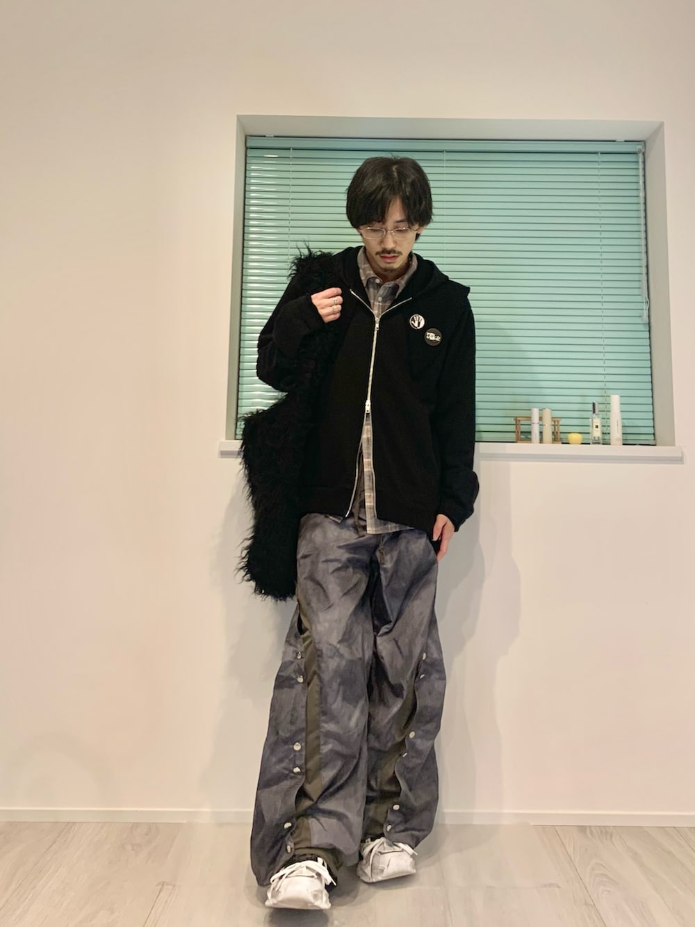 「レイヤードスタイル、メガネ男子、休日スタイル、ラフコーデ、春服コーデ、きれいめカジュアル、アディダス、GRANCY、パーカー、ナイロンパンツ、adidas、チェックシャツ、チョコ色に染まれ、オトナカジュアル、モノトーン」｜「GRANCYの【GRANCY】Button Layered Design Nylon Pants / ボタンレイヤードデザインナイロンパンツ（その他パンツ、グレー系）」を使った、たー。さん（メンズ・170cm）の冬コーディネートの2枚目の写真