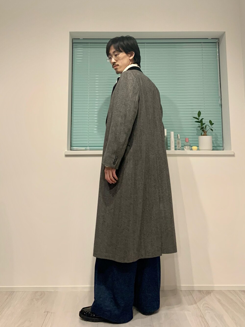 「真冬のあったかスタイル、大人コーデ、キレイめ、きれいめ、きれいめコーディネート、秋冬コーデ、今日のコーデ、めがね、メガネ男子、お洒落さんとつながりたい、古着コーデ、ZARA、ジョンローレンスサリバン、冬アウター、ハンドバッグ」｜「JOHN LAWRENCE SULLIVANのアイテム（デニムパンツ、ブルー系）」を使った、たー。さん（メンズ・170cm）の冬コーディネートの3枚目の写真