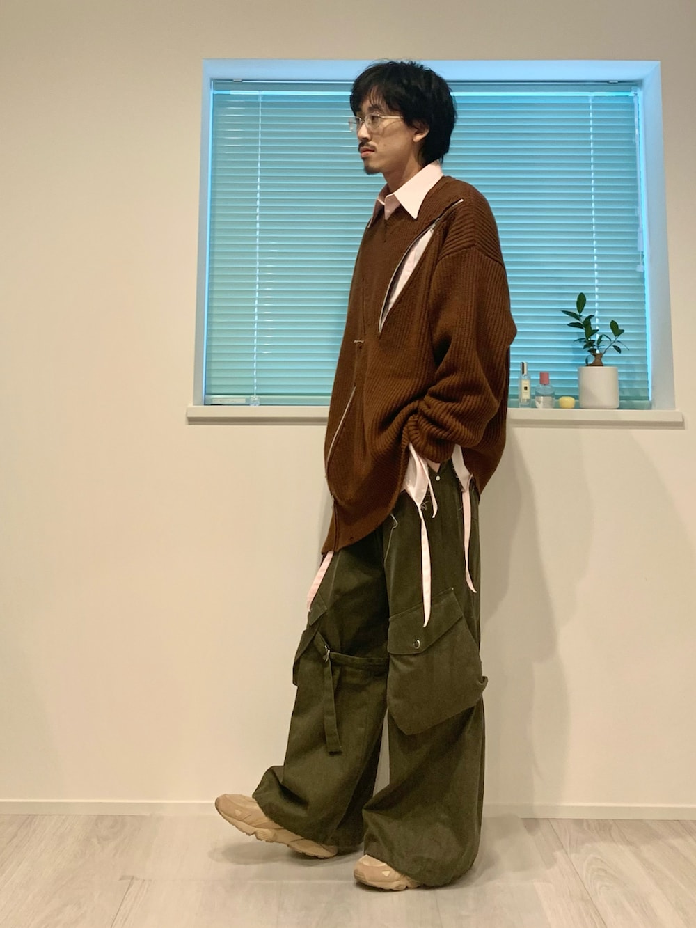 「メンズファッション、大人カジュアル、お洒落さんとつながりたい、冬、ビッグシルエット、低身長コーデ、メガネ男子、ニットコーデ、ニット、きれいめカジュアル、カーゴパンツ、レイヤードスタイル、シャツ、暖色コーデ、ブラウン」｜「GRANCYの【GRANCY】ZipDesign Asymmetry Knit / ジップデザイン アシンメトリー ニット（ニット/セーター、ブラウン系）」を使った、たー。さん（メンズ・170cm）の冬コーディネートの3枚目の写真