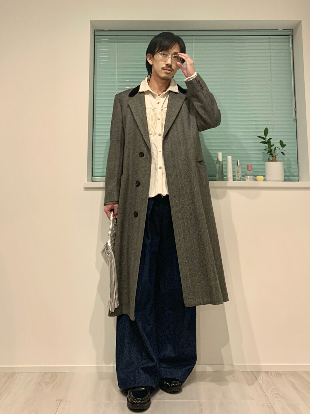 「真冬のあったかスタイル、大人コーデ、キレイめ、きれいめ、きれいめコーディネート、秋冬コーデ、今日のコーデ、めがね、メガネ男子、お洒落さんとつながりたい、古着コーデ、ZARA、ジョンローレンスサリバン、冬アウター、ハンドバッグ」｜「JOHN LAWRENCE SULLIVANのアイテム（デニムパンツ、ブルー系）」を使った、たー。さん（メンズ・170cm）の冬コーディネートの2枚目の写真