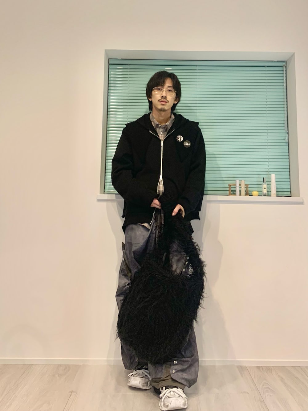 「レイヤードスタイル、メガネ男子、休日スタイル、ラフコーデ、春服コーデ、きれいめカジュアル、アディダス、GRANCY、パーカー、ナイロンパンツ、adidas、チェックシャツ、チョコ色に染まれ、オトナカジュアル、モノトーン」｜「GRANCYの【GRANCY】Button Layered Design Nylon Pants / ボタンレイヤードデザインナイロンパンツ（その他パンツ、グレー系）」を使った、たー。さん（メンズ・170cm）の冬コーディネートの4枚目の写真