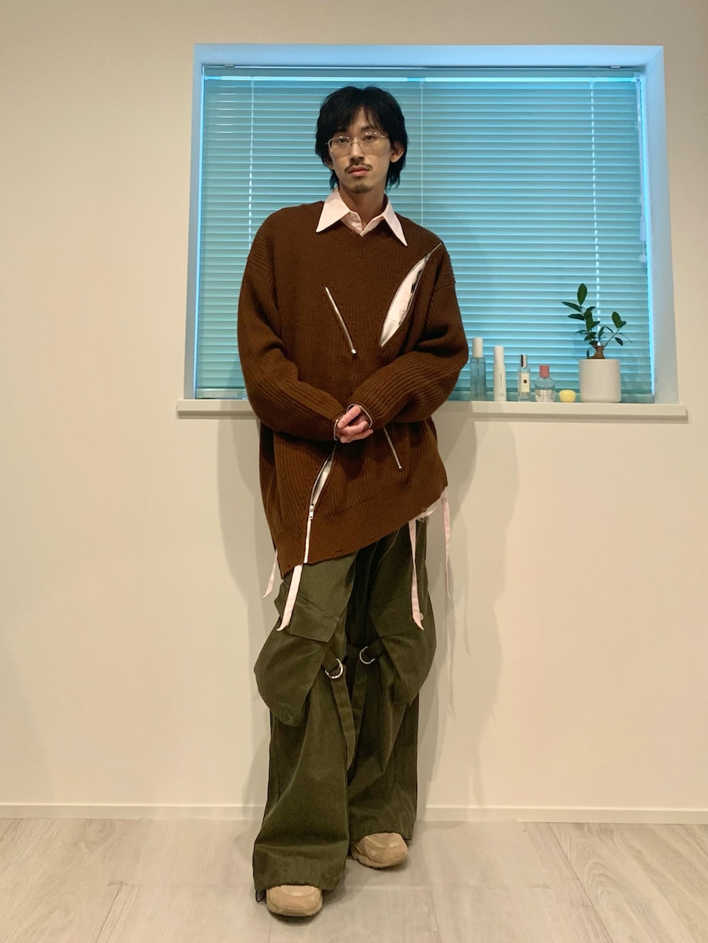 「メンズファッション、大人カジュアル、お洒落さんとつながりたい、冬、ビッグシルエット、低身長コーデ、メガネ男子、ニットコーデ、ニット、きれいめカジュアル、カーゴパンツ、レイヤードスタイル、シャツ、暖色コーデ、ブラウン」｜「GRANCYの【GRANCY】ZipDesign Asymmetry Knit / ジップデザイン アシンメトリー ニット（ニット/セーター、ブラウン系）」を使った、たー。さん（メンズ・170cm）の冬コーディネートの4枚目の写真
