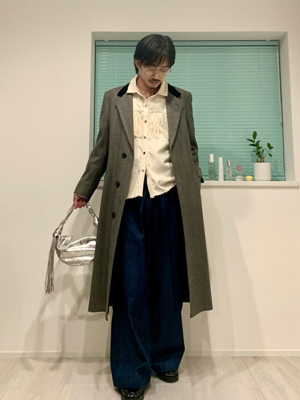 「真冬のあったかスタイル、大人コーデ、キレイめ、きれいめ、きれいめコーディネート、秋冬コーデ、今日のコーデ、めがね、メガネ男子、お洒落さんとつながりたい、古着コーデ、ZARA、ジョンローレンスサリバン、冬アウター、ハンドバッグ」｜「JOHN LAWRENCE SULLIVANのアイテム（デニムパンツ、ブルー系）」を使った、たー。さん（メンズ・170cm）の冬コーディネートの4枚目の写真