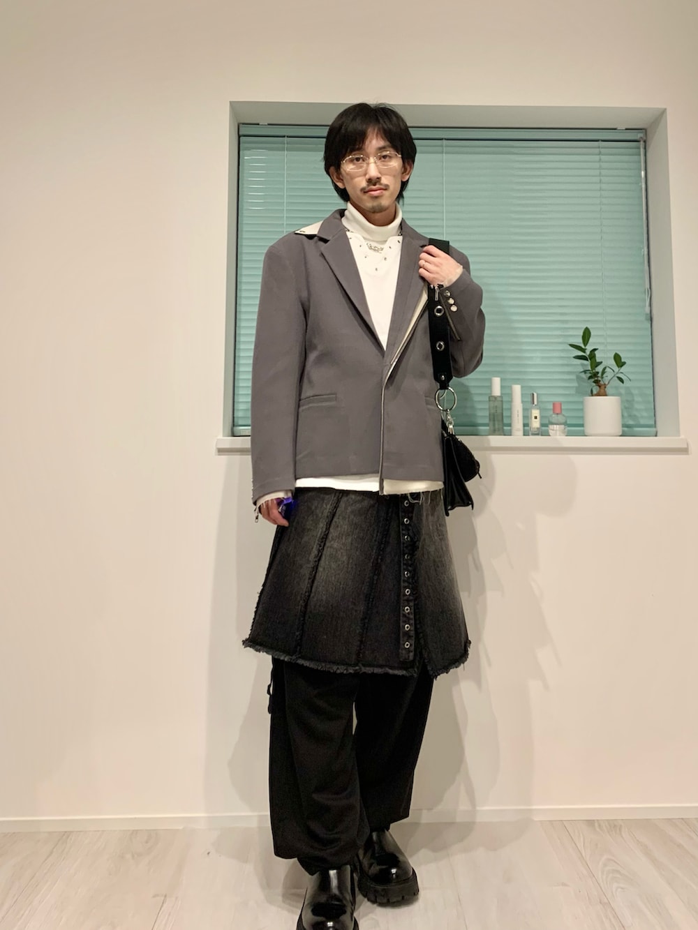 「大人コーデ、テーラードジャケット、メンズスカート、スカートコーデ、GRANCY、ZARA、服好きな人と繋がりたい、スラックス、冬のコーデ、冬コーデ、きれいめコーディネート、キレイめコーデ、BEAMS、低身長コーデ、休日スタイル」｜「GRANCYの【GRANCY】Fringedesign Denim Skirt  / フリンジデザイン デニム スカート（デニムスカート、ブラック系）」を使った、たー。さん（メンズ・170cm）の冬コーディネートの3枚目の写真
