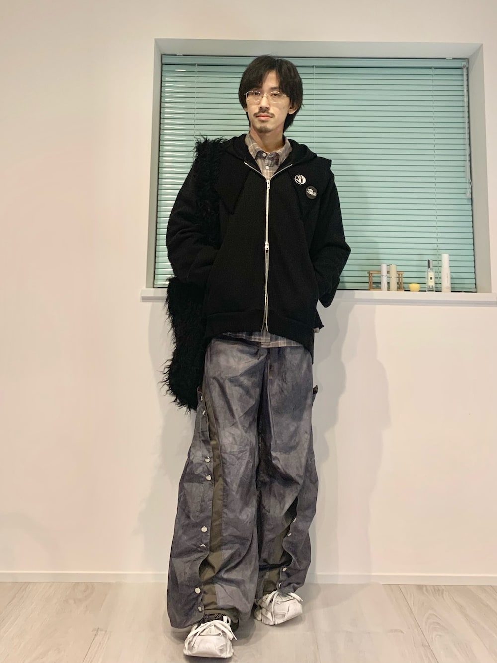 「レイヤードスタイル、メガネ男子、休日スタイル、ラフコーデ、春服コーデ、きれいめカジュアル、アディダス、GRANCY、パーカー、ナイロンパンツ、adidas、チェックシャツ、チョコ色に染まれ、オトナカジュアル、モノトーン」｜「GRANCYの【GRANCY】Button Layered Design Nylon Pants / ボタンレイヤードデザインナイロンパンツ（その他パンツ、グレー系）」を使った、たー。さん（メンズ・170cm）の冬コーディネートの5枚目の写真