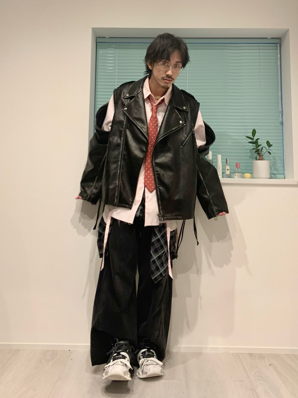 「カジュアルコーデ、初春コーデ、おしゃれさんと繋がりたい、ストリートMIX、デニムコーデ、ワイドデニム、低身長コーデ、ストリートコーデ、ootd、ライダースジャケット、ライダース、メガネ男子、シャツスタイル、スニーカー、春コーデ」｜「VI E DITのHand-bleached 2-way riders jacket/ハンドブリーチ2wayライダースジャケット（ライダースジャケット、ブラック系）」を使った、たー。さん（メンズ・170cm）の冬コーディネートの2枚目の写真