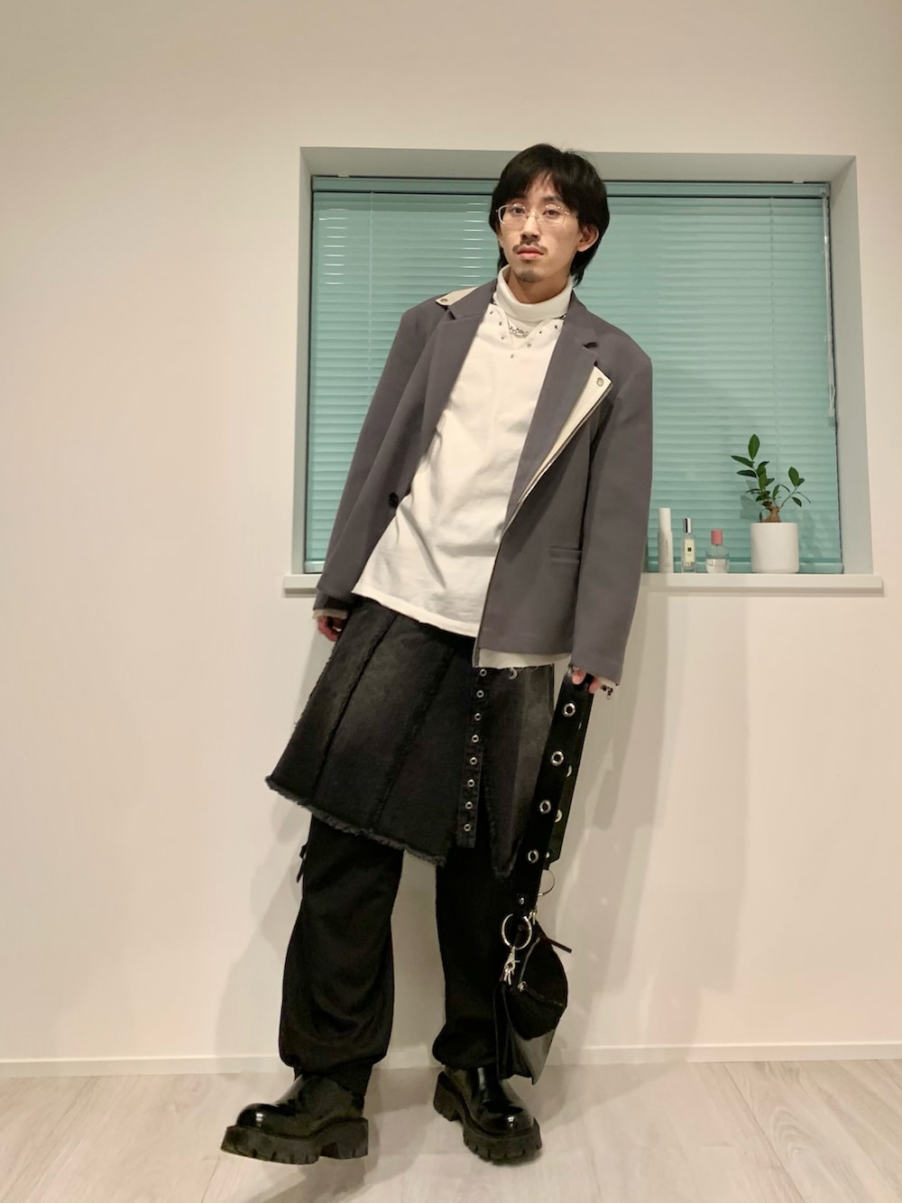 「大人コーデ、テーラードジャケット、メンズスカート、スカートコーデ、GRANCY、ZARA、服好きな人と繋がりたい、スラックス、冬のコーデ、冬コーデ、きれいめコーディネート、キレイめコーデ、BEAMS、低身長コーデ、休日スタイル」｜「GRANCYの【GRANCY】Fringedesign Denim Skirt  / フリンジデザイン デニム スカート（デニムスカート、ブラック系）」を使った、たー。さん（メンズ・170cm）の冬コーディネートの2枚目の写真