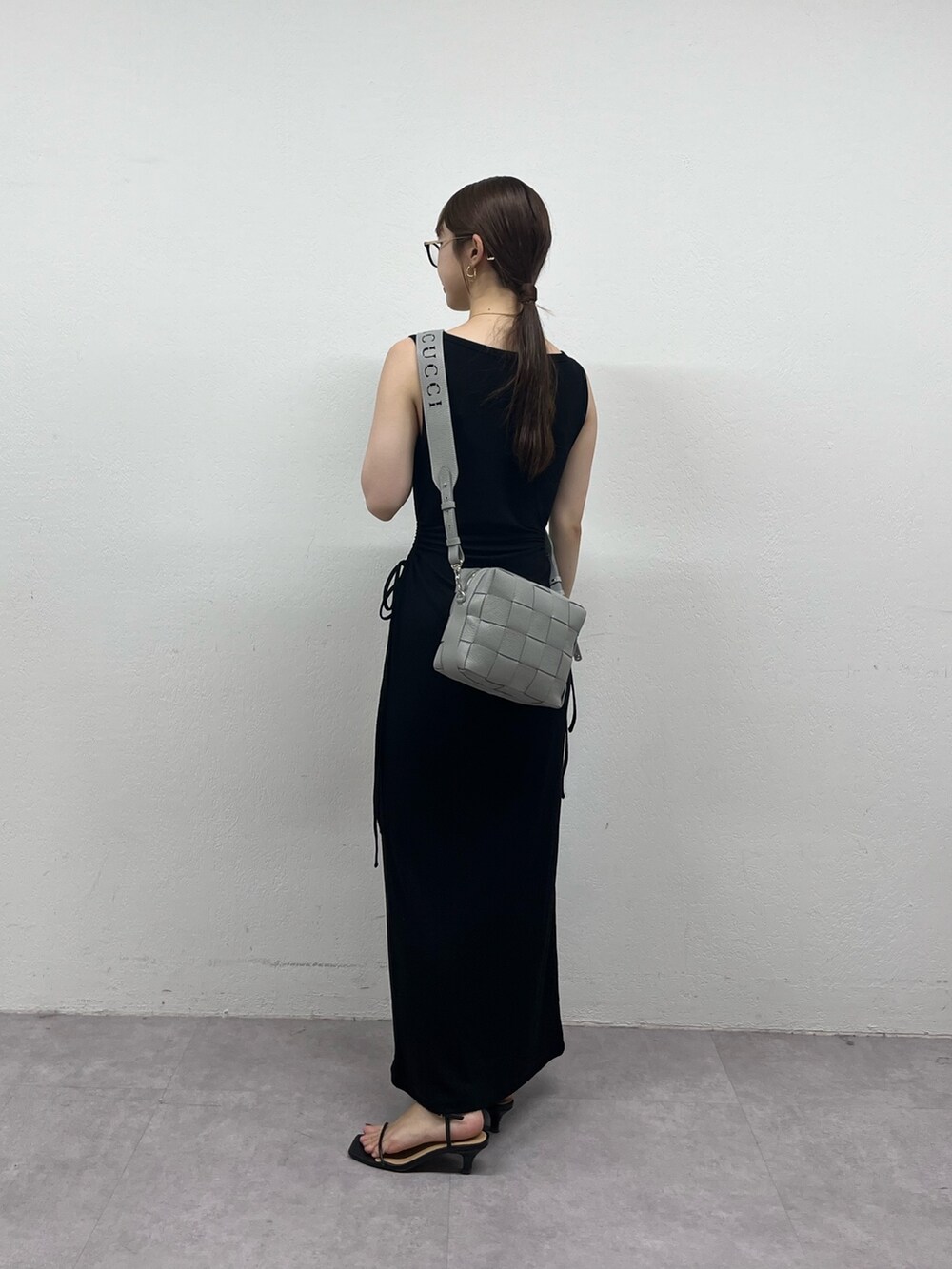 グレー系のショルダーバッグ、グレー系のその他小物を着用したレディースの夏コーディネートの2枚目の写真