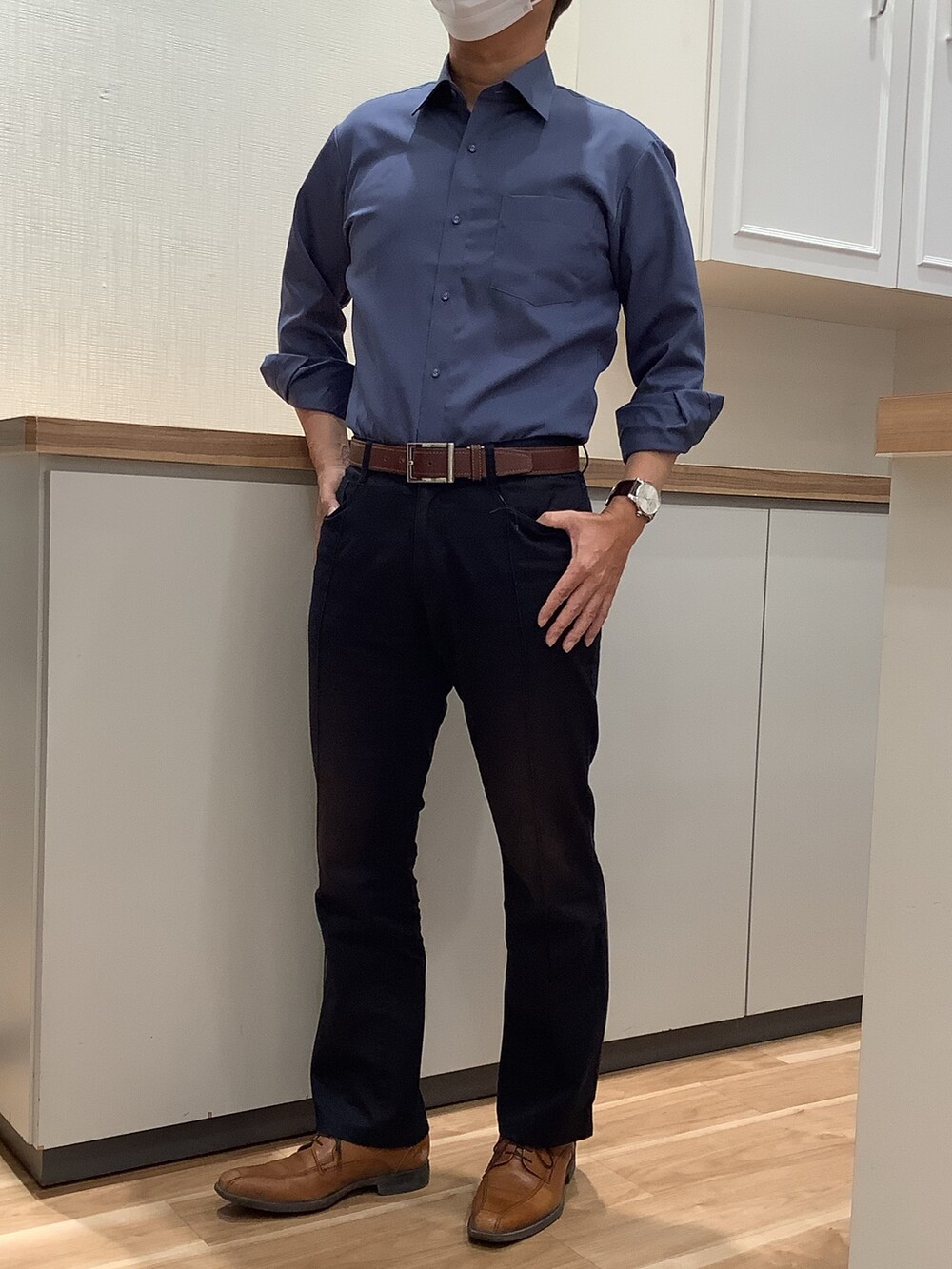 その他のネクタイ、ブルー系のビジネスシャツを着用したメンズの秋コーディネートの3枚目の写真