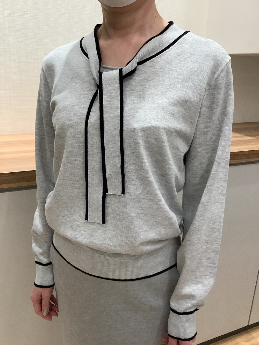 グレー系のニット/セーターを着用したレディースの春コーディネートの2枚目の写真