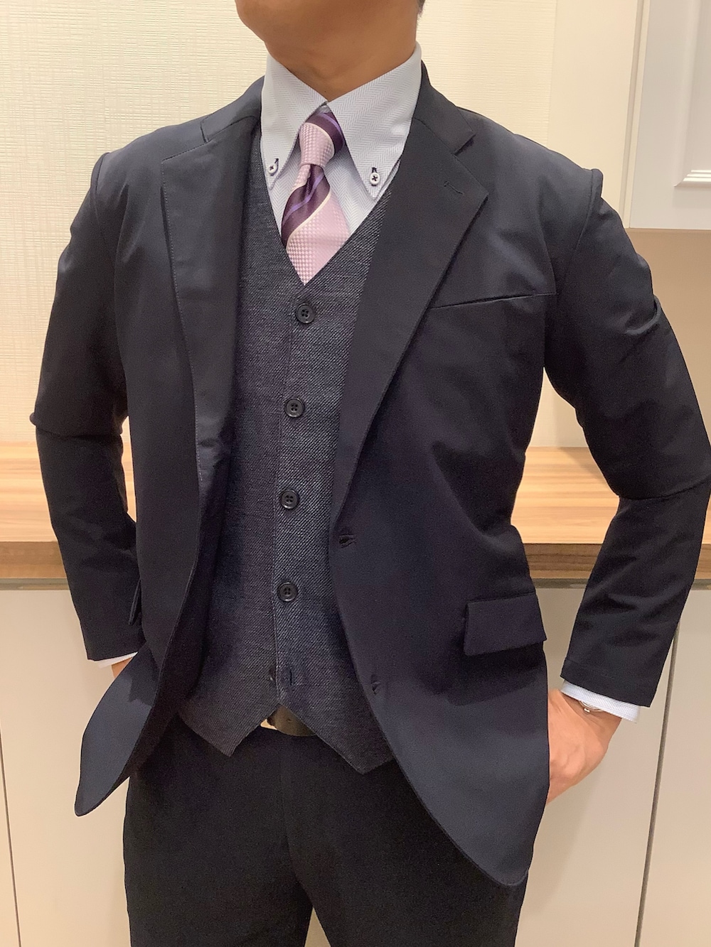 ブルー系のベスト、ブルー系のビジネスシャツ、ブルー系のスーツジャケットを着用したメンズの冬コーディネートの3枚目の写真